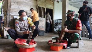 Polisi di Pacitan Dampingi Warga Buat Minyak Goreng Berbahan Kelapa Hingga Bagikan Secara Gratis