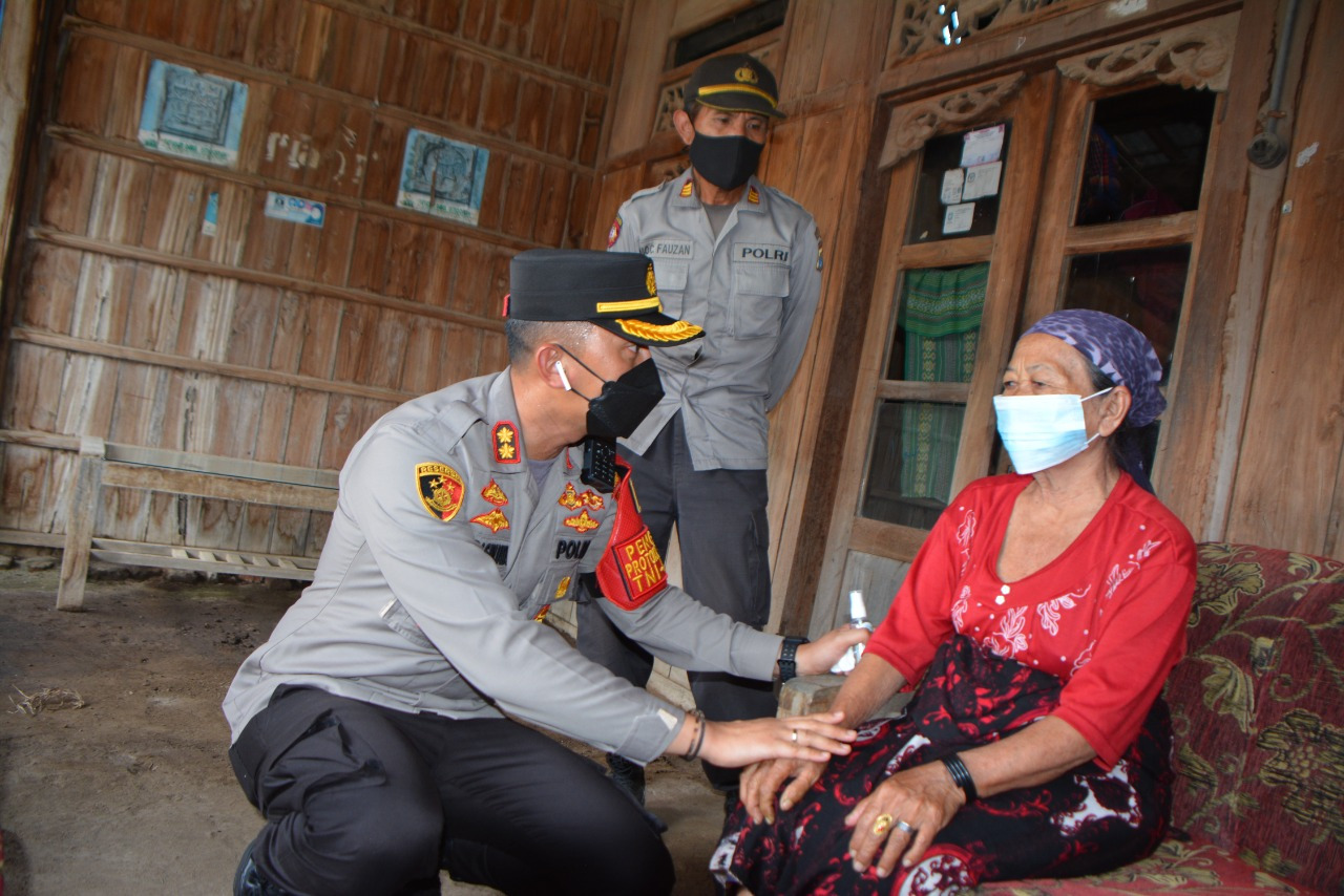 Kapolres Situbondo AKBP Andi Sinjaya Door To Door Edukasi Linsia Untuk Vaksin
