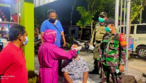 Bersama Empat Pilar Babinsa Sememi Melaksanakan Swab Hunter
