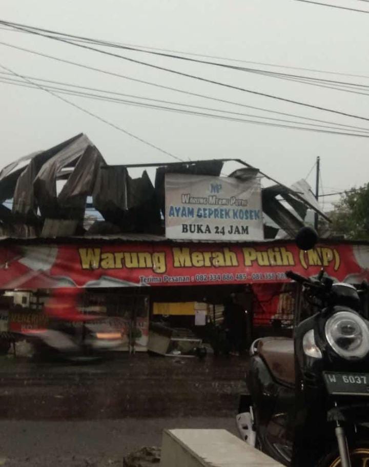 Hujan Deras Campur Es Disertai Angin Kencang Menghebohkan Warga Driyorejo