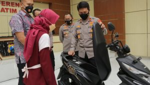 Kapolda Jawa Timur Kembalikan Motor Milik Korban Pencurian Ojek Online