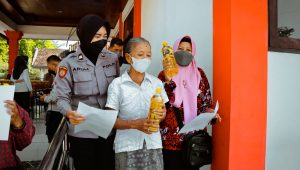 Lakukan Cara Unik, Polres Blitar Kota Ajak Warga Ikut Vaksin Berhadiah Minyak Goreng