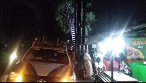 Pohon Asam Raksasa Doyong Ke Tanah, Warga Sekitar Pilih Kosongkan Bangunan
