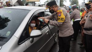 Ingatkan Prokes dan Patuh Aturan Lalulintas Kapolres Bondowoso Turun Jalan Bagi – bagi Masker