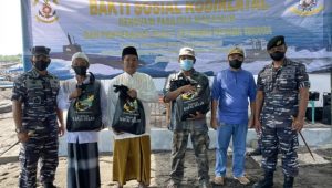 Peduli Masyarakat Pesisir, Siswa Calon Awak Kapal Selam Kodiklatal Gelar Baksos di Situbondo