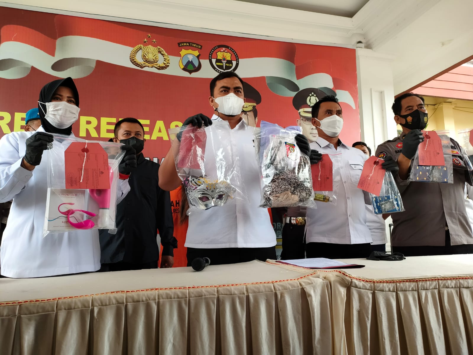 Polres Pasuruan Berhasil Ungkap Kasus Selebgram Live Show Adegan Pornografi di Medsos