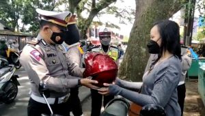 Helm Gratis di Operasi Keselamatan Semeru 2022 yang Digelar Polresta Malang Kota