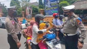 Kasat Lantas Polres Bangkalan, Memberikan Reward ke Penguna Jalan yang Tertib Dalam Berlalu Lintas
