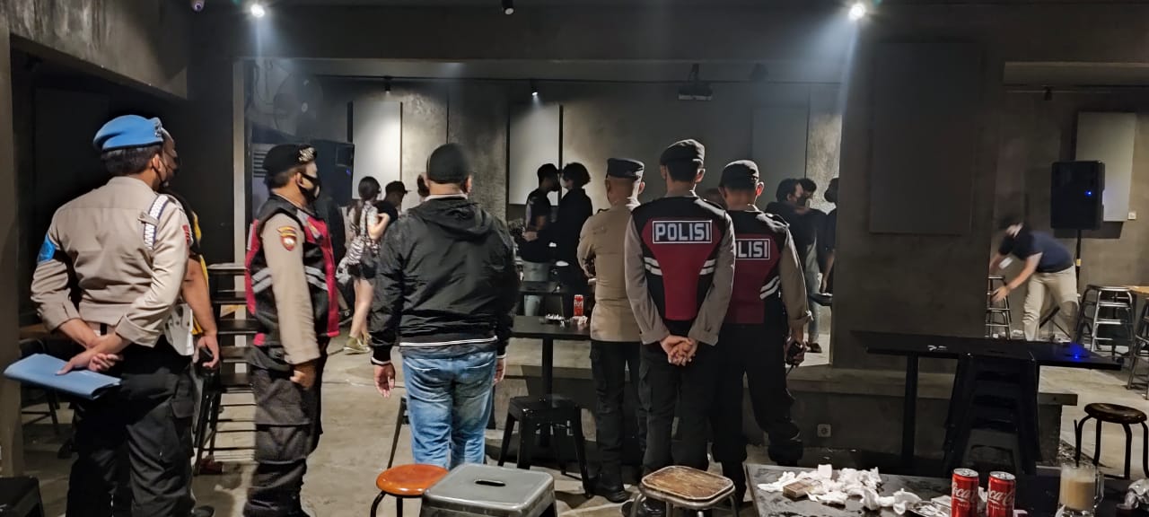 Ingatkan Prokes Tim Pamor Keris Gabungan Polresta Malang Kota Datangi Tempat Hiburan Malam dan Café