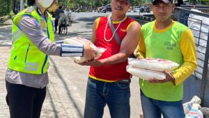 Berikan Himbauan Patuh Prokes Polwan Polda Jatim Berbagi Sembako