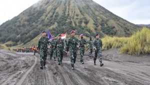 Dankodiklatal Letjen TNI Marinir Suhartono Lepas Limed Etape Bromo