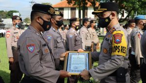 Puluhan Babinkamtibmas Terima Penghargaan dari Kapolres Bondowoso