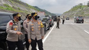 Kapolda Jatim Mengecek Lokasi Tanah Longsor di Tol Pandaan – Malang