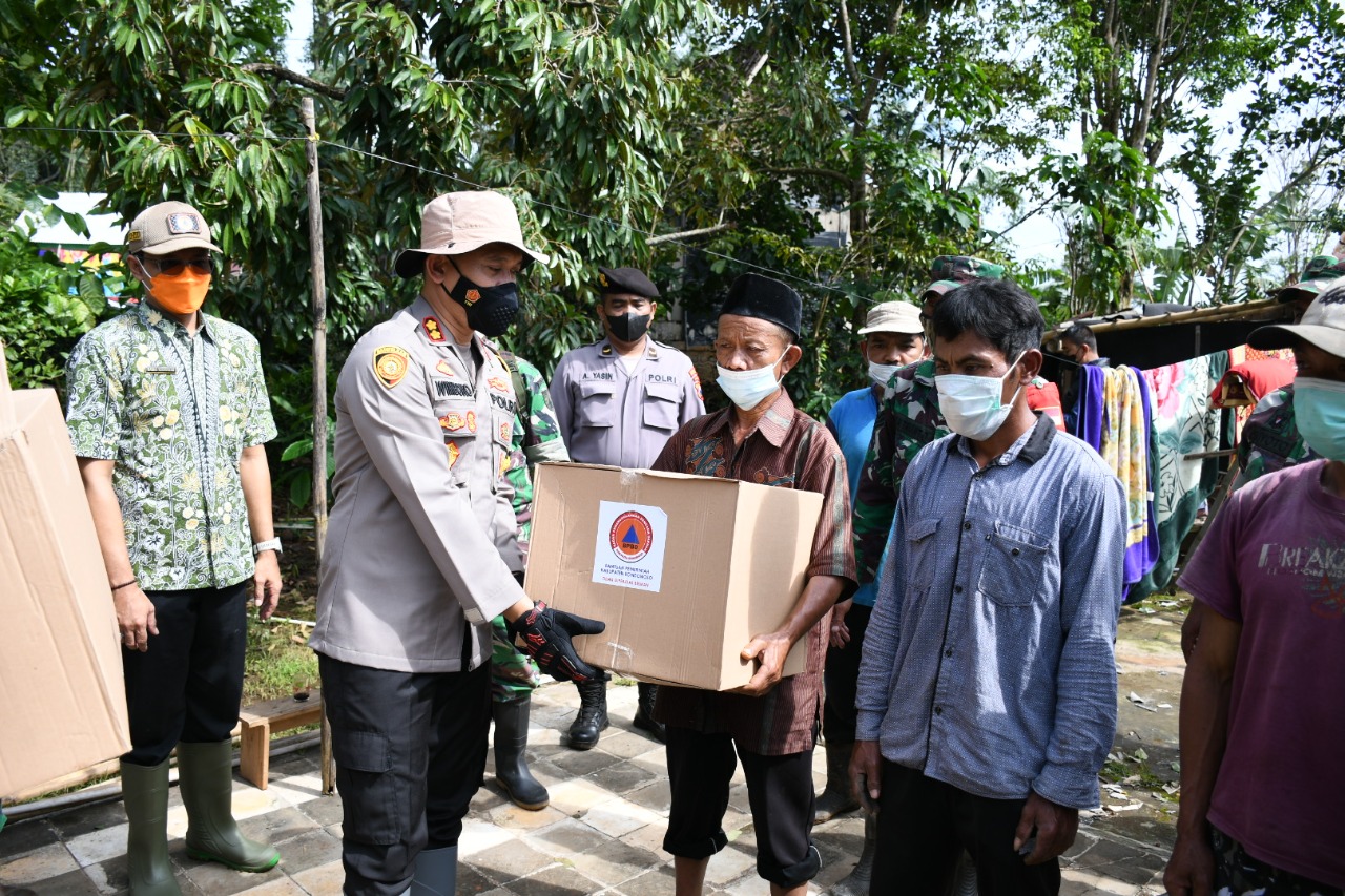 Kapolres Bondowoso Lakukan Gotong Royong dan Beri Bantuan Korban Puting Beliung di Andungsari