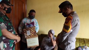 TNI-Polri Peduli, Dandim dan Kapolres Bojonegoro Salurkan Bansos Kepada Warga Yang Sakit