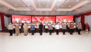 Satwil Polda Jatim menerima penghargaan Pelayanan Prima terbanyak dari Kemen PAN-RB selain katagori Pelayanan Sangat Baik dan Baik