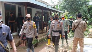 Tanggap Bencana, Kapolres Bondowoso Beri Bantuan Korban Puting Beliung
