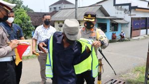 Polres Blitar Kota Peduli Supeltas Penjaga Perlintasan Kereta Api Tanpa Palang Pintu