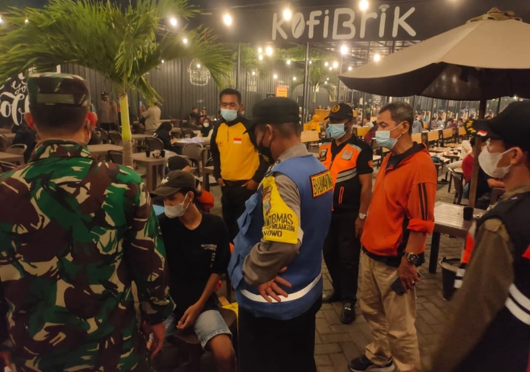 Babinsa Sememi Lakukan Vaksin Hunter Bersama Empat Pilar Kecamatan Benowo