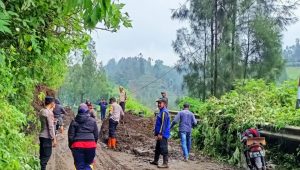 Polres Probolinggo Gerak Cepat Bantu Masyarakat Evakuasi Tebing Longsor di Jalur Wisata Bromo