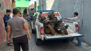 PJR Polda Jatim Evakuasi Motor Mahasiswa UNESA Korban Banjir dan Tanah Longsor di Malang