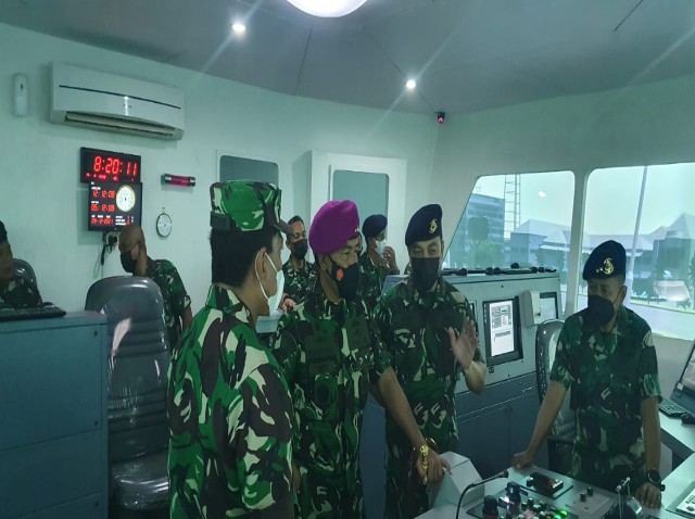 Komandan Kodiklatal Letjen TNI Marinir Suhartono Inspeksi Fasilitas Simulator Puslatlekdalsen