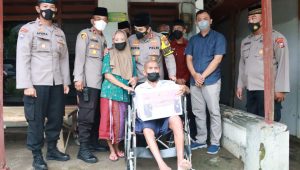 Polri Peduli, Mbah Karmaen Penderita Stroke Mendapat Bantuan Rehap Rumah dan Kursi Roda dari Polresta Mojokerto