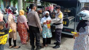 Berbagi Minyak Goreng Gratis,Cara Humanis Polres Magetan Tarik Minat Warga Ikut Vaksin