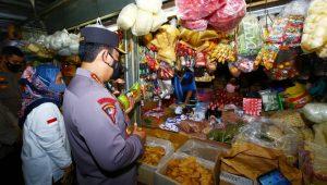 Kapolri Turun Langsung ke Pasar Pastikan Stok Minyak Goreng Untuk Warga Aman