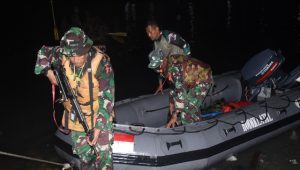 Prajurit Puslatmar Kodiklatal Laksanakan Raid Amfibi