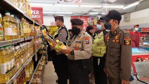 Giat Polsek Sukolilo Bersama Tiga Pilar Lakukan Monitoring Stok Minyak Goreng