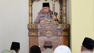 Kapolres Gresik Khutbah Perdana di Masjid Al Aziz