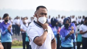 Dankodiklatal dan Ketua Gabungan Jalasenastri Kodiklatal Olah raga Bersama Kasal