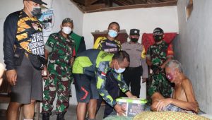 Berikan Bantuan Untuk Warganya, Kapolres Trenggalek Turun Desa Susuri Jalan Setapak