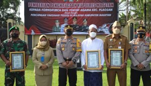 Pencapaian Vaksinasi Tertinggi, Kapolres Magetan Berikan Penghargaan Forkopimcam Plaosan dan Tokoh Agama