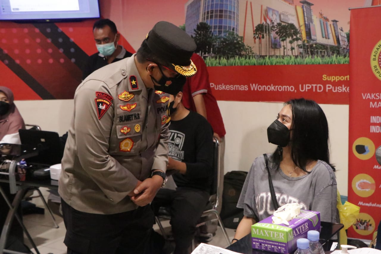 Wakapolda Jatim Cek Vaksinasi Dosis Tiga di Royal Plaza Surabaya-l