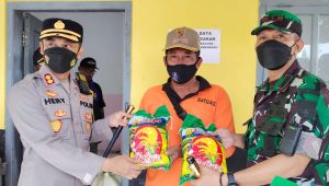 Kembali Gelar Bhaksos di Lokasi Banjir, Dandim dan Kapolres Jember Berbagi Sembako