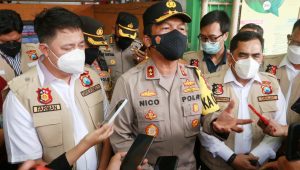 Kapolda Jatim bersama Forkopimda dan Satgas Pangan Jatim Cek Ketersediaan Minyak Goreng Curah dan Kemasan di Pasar Wonokromo