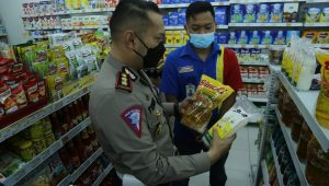 Kasatlantas Polrestabes Surabaya Pantau Stok Minyak Goreng Di Pasaran