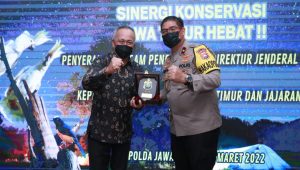 Polda Jatim Terima Penghargaan dari Dirjen KSDAE
