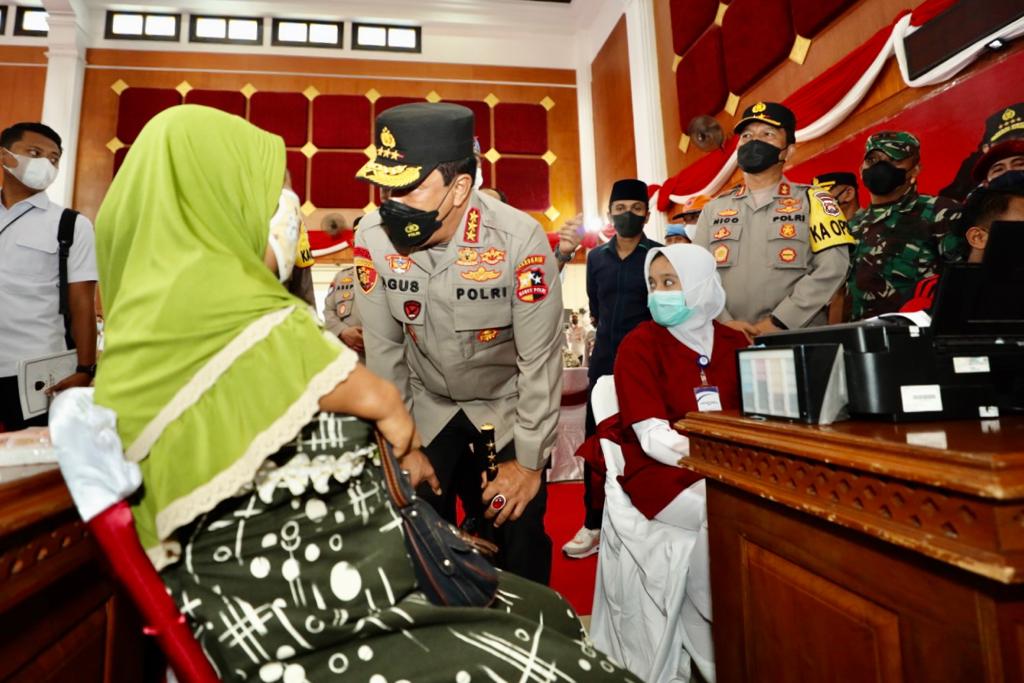 Kabareskrim Polri dan Kapolda Jatim Cek Pelaksanaan dan Pencapaian Vaksinasi Covid-19 di Pamekasan