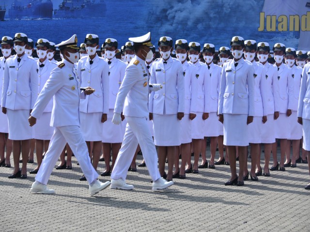 Komandan Kodiklatal Lantik dan Sumpah Siswa Dikmaba TNI AL Angkatan XLI/2