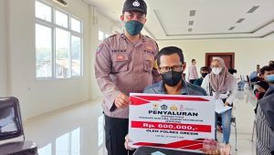 Layani Sepenuh Hati, Bhabinkamtibmas di Gresik Jemput Warga Yang Sakit Ambil BTPKLWN