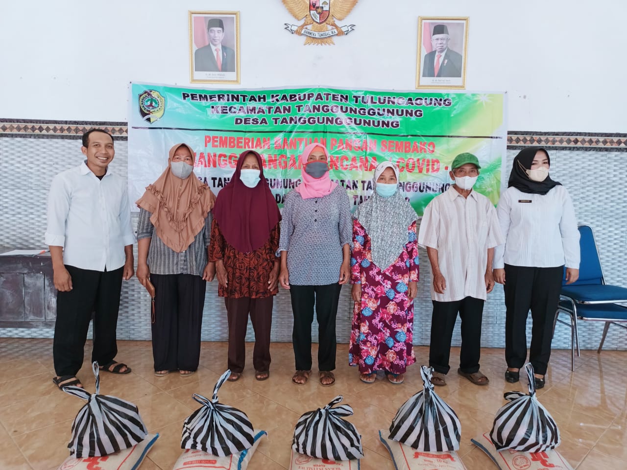 Pemdes Tanggunggunung Serahkan Bantuan Pangan Sembako 