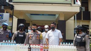 Polisi Sita 146 Botol Miras Ilegal di Kota Surabaya