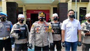 Jelang Ramadhan, Polsek Tambaksari Bekali Alat Sholat dan Al Qur’an Kepada Anggotanya