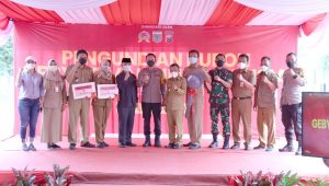 Gebyar Vaksinasi Lansia, Kapolres Batu Bagikan Doorprize Sepeda Motor