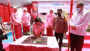 Pengurus Yayasan Kemala Bhayangkari Daerah Jatim Bangun MCK untuk Masyarakat Tonjung Bangkalan