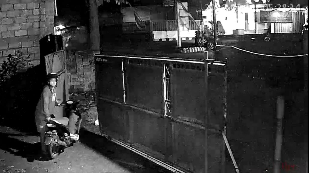 Aksi Pencurian Aki dan Onderdil Mobil di Pakisaji-Malang Terekam CCTV