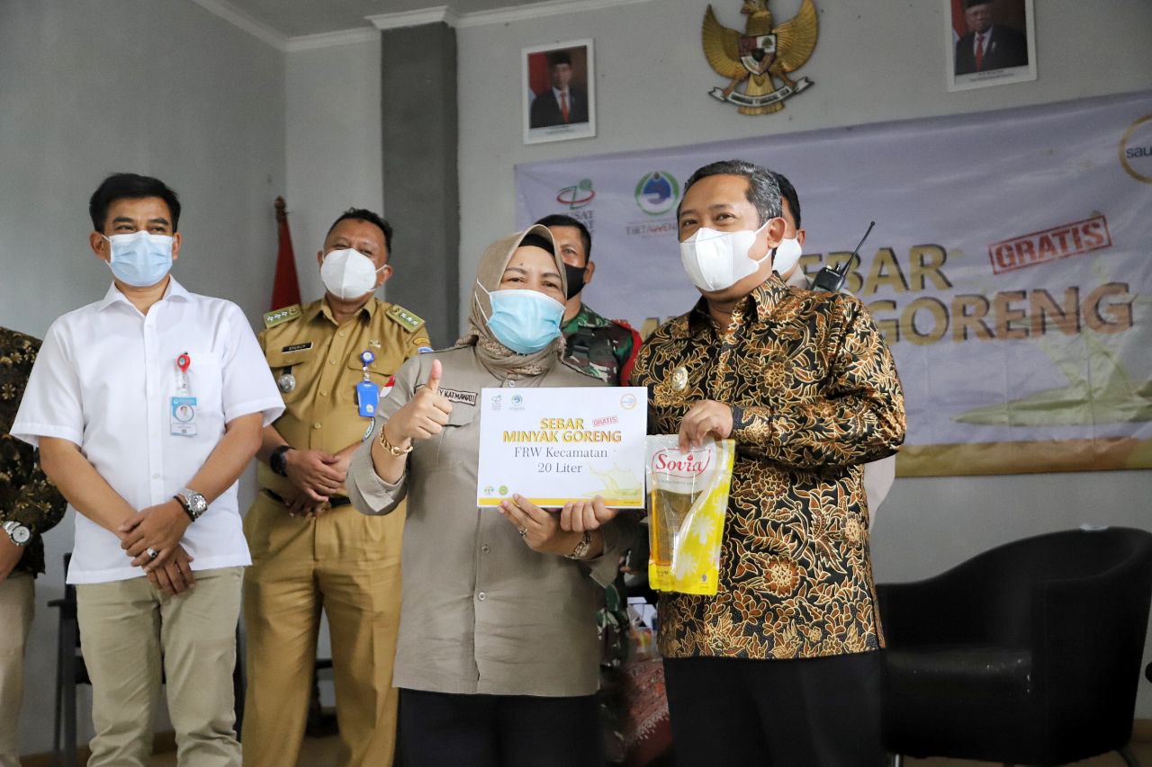 Menebar Kebaikan, Pemkot Bandung dan PDAM kota Bandun Bagikan Minyak Goreng
